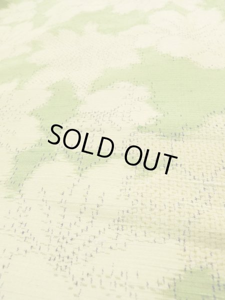 画像9: L0126Y  十日町紬 女性用着物  シルク（正絹） スモーキーな 淡い 黄緑色, 花 【中古】 【USED】 【リサイクル】 ★★★★☆ (9)