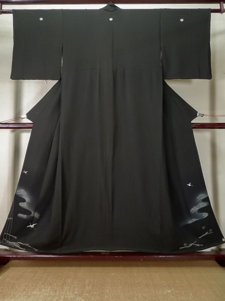 画像1: L0204C  留袖 女性用着物  シルク（正絹）   黒, 松/松葉 【中古】 【USED】 【リサイクル】 ★★★☆☆ (1)