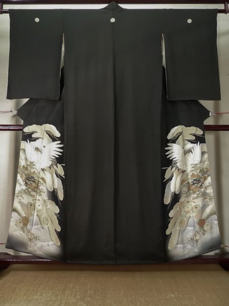 画像1: L0204E  留袖 女性用着物  シルク（正絹）   黒, 菊 【中古】 【USED】 【リサイクル】 ★★★☆☆ (1)