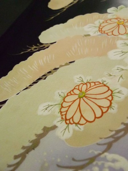 画像12: L0204E  留袖 女性用着物  シルク（正絹）   黒, 菊 【中古】 【USED】 【リサイクル】 ★★★☆☆ (12)