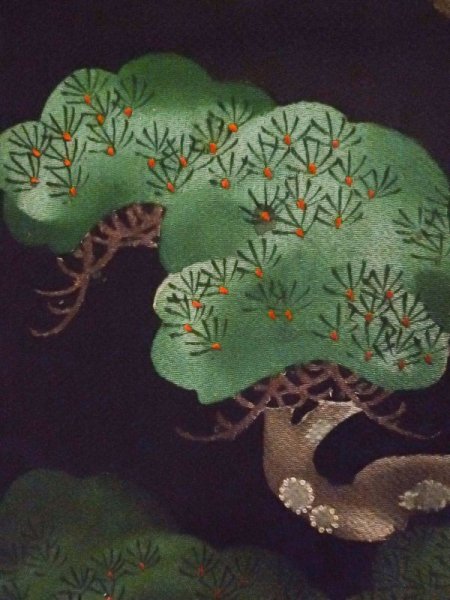 画像8: L0204G  留袖 女性用着物  シルク(正絹)   黒, 松/松葉 【中古】 【USED】 【リサイクル】 ★★☆☆☆ (8)