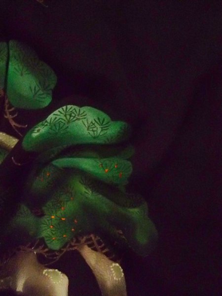 画像17: L0204G  留袖 女性用着物  シルク(正絹)   黒, 松/松葉 【中古】 【USED】 【リサイクル】 ★★☆☆☆ (17)