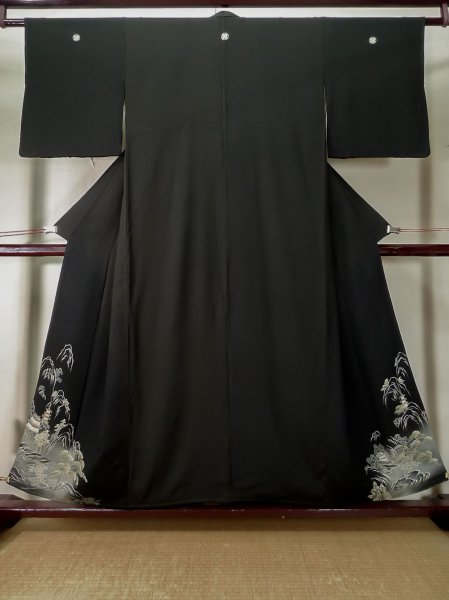 画像1: L0204J  留袖 女性用着物  シルク（正絹）   黒, 松/松葉 【中古】 【USED】 【リサイクル】 ★☆☆☆☆ (1)
