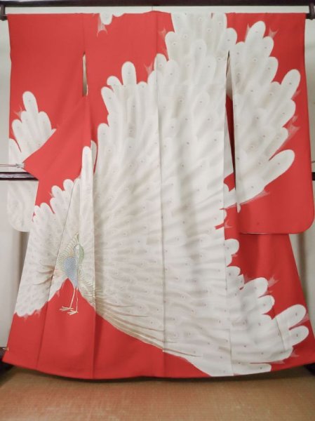 画像2: L0204K  振袖 女性用着物  シルク(正絹)   朱赤, 孔雀 【中古】 【USED】 【リサイクル】 ★★☆☆☆ (2)