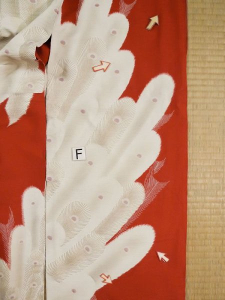 画像22: L0204K  振袖 女性用着物  シルク(正絹)   朱赤, 孔雀 【中古】 【USED】 【リサイクル】 ★★☆☆☆ (22)