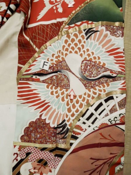 画像27: L0204O  振袖 女性用着物  シルク（正絹）   朱赤, 菊 【中古】 【USED】 【リサイクル】 ★☆☆☆☆ (27)