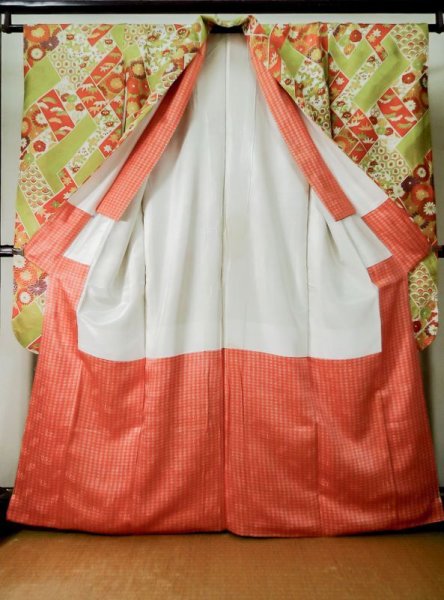 画像4: L0204U  振袖 女性用着物  シルク(正絹) シャイニーな 淡い 黄緑色, 菊 【中古】 【USED】 【リサイクル】 ★☆☆☆☆ (4)