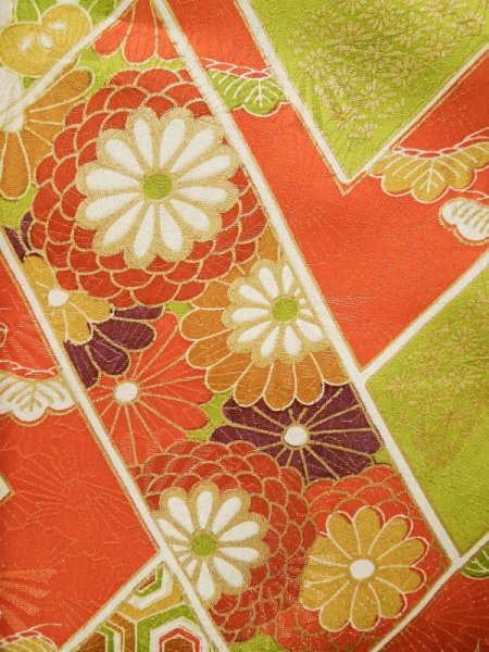 画像8: L0204U  振袖 女性用着物  シルク(正絹) シャイニーな 淡い 黄緑色, 菊 【中古】 【USED】 【リサイクル】 ★☆☆☆☆ (8)