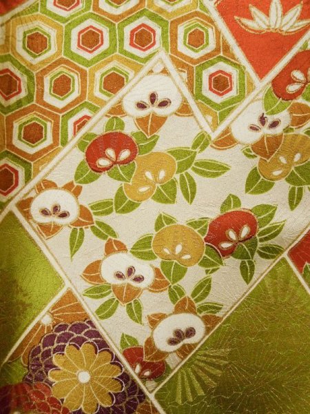 画像9: L0204U  振袖 女性用着物  シルク(正絹) シャイニーな 淡い 黄緑色, 菊 【中古】 【USED】 【リサイクル】 ★☆☆☆☆ (9)