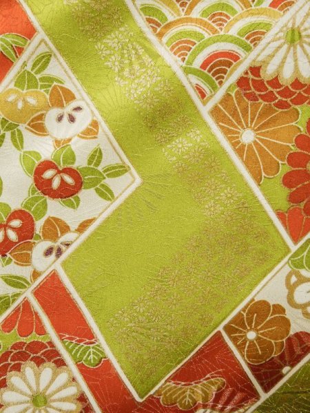 画像11: L0204U  振袖 女性用着物  シルク(正絹) シャイニーな 淡い 黄緑色, 菊 【中古】 【USED】 【リサイクル】 ★☆☆☆☆ (11)