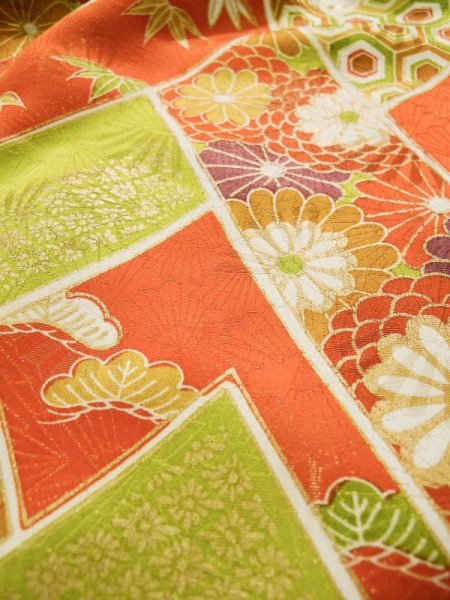 画像14: L0204U  振袖 女性用着物  シルク(正絹) シャイニーな 淡い 黄緑色, 菊 【中古】 【USED】 【リサイクル】 ★☆☆☆☆ (14)