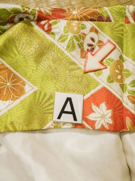 画像18: L0204U  振袖 女性用着物  シルク(正絹) シャイニーな 淡い 黄緑色, 菊 【中古】 【USED】 【リサイクル】 ★☆☆☆☆ (18)