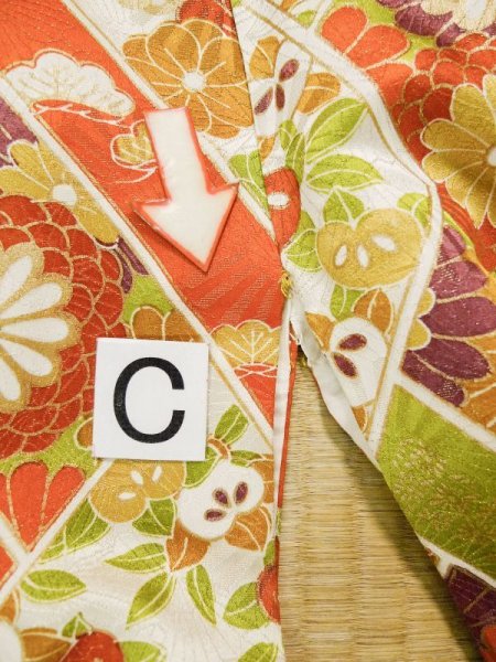 画像20: L0204U  振袖 女性用着物  シルク(正絹) シャイニーな 淡い 黄緑色, 菊 【中古】 【USED】 【リサイクル】 ★☆☆☆☆ (20)