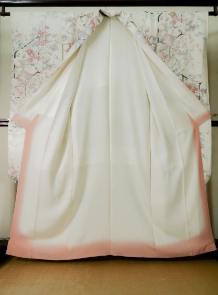 画像4: L0204V  振袖 女性用着物  シルク(正絹) シャイニーな  オフ ホワイト, 花 【中古】 【USED】 【リサイクル】 ★☆☆☆☆ (4)