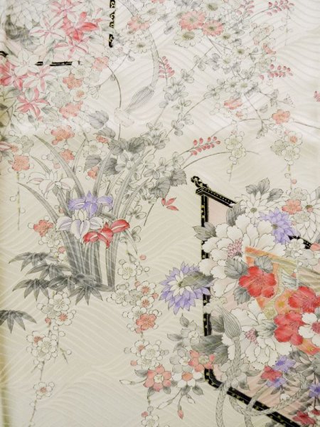 画像6: L0204V  振袖 女性用着物  シルク(正絹) シャイニーな  オフ ホワイト, 花 【中古】 【USED】 【リサイクル】 ★☆☆☆☆ (6)