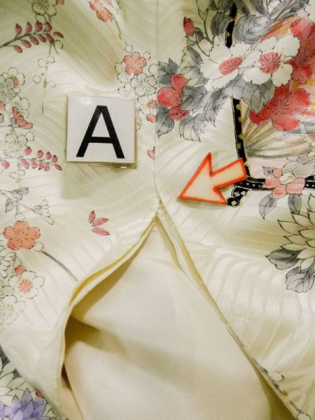 画像19: L0204V  振袖 女性用着物  シルク(正絹) シャイニーな  オフ ホワイト, 花 【中古】 【USED】 【リサイクル】 ★☆☆☆☆ (19)