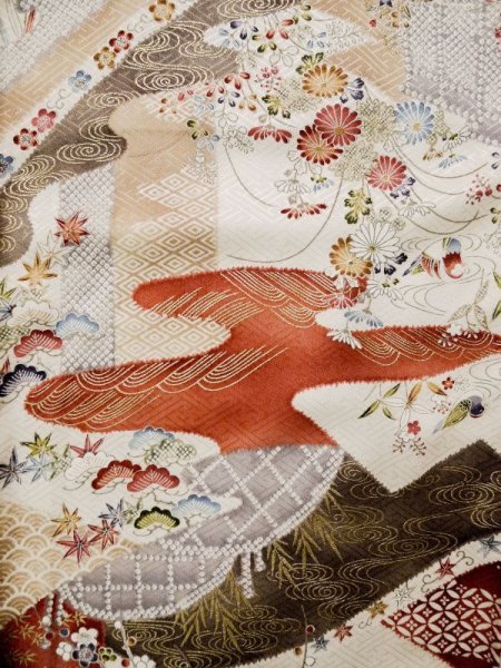 画像5: L0204W  振袖 女性用着物  シルク(正絹)   オフ ホワイト, 菊 【中古】 【USED】 【リサイクル】 ★★★☆☆ (5)