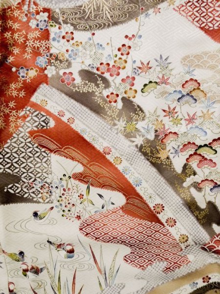 画像6: L0204W  振袖 女性用着物  シルク(正絹)   オフ ホワイト, 菊 【中古】 【USED】 【リサイクル】 ★★★☆☆ (6)
