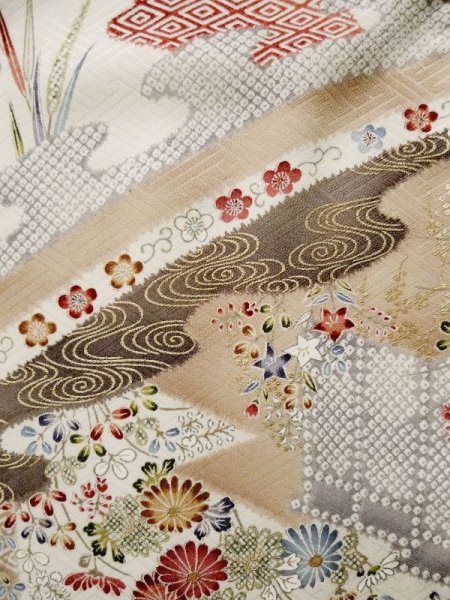 画像12: L0204W  振袖 女性用着物  シルク(正絹)   オフ ホワイト, 菊 【中古】 【USED】 【リサイクル】 ★★★☆☆ (12)