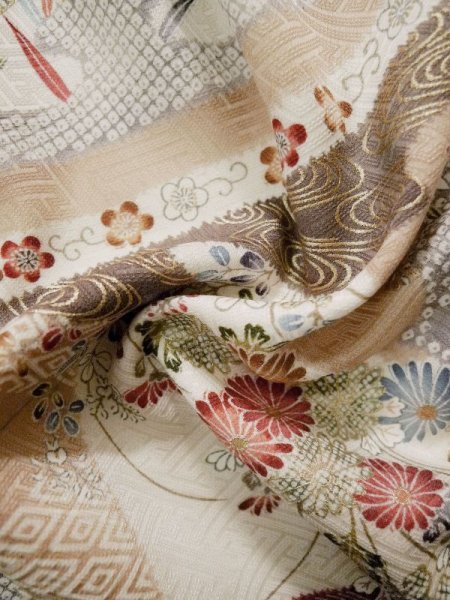 画像16: L0204W  振袖 女性用着物  シルク(正絹)   オフ ホワイト, 菊 【中古】 【USED】 【リサイクル】 ★★★☆☆ (16)
