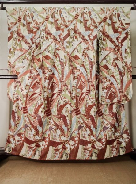 画像2: L0205C  振袖 女性用着物 熨斗柄 シルク(正絹)   クリーム, 菊 【中古】 【USED】 【リサイクル】 ★★★☆☆ (2)