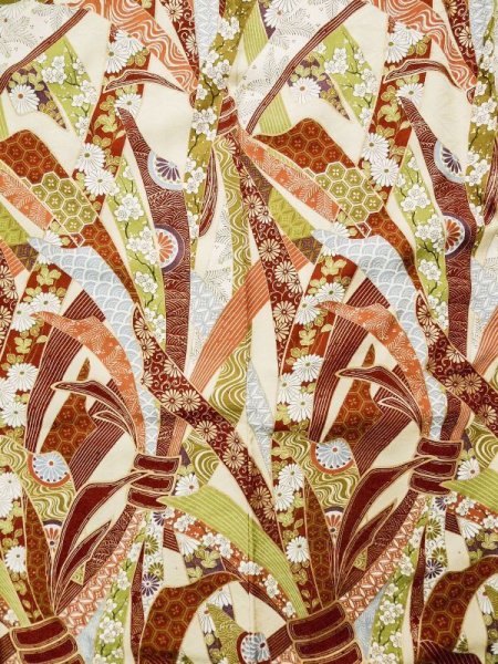 画像5: L0205C  振袖 女性用着物 熨斗柄 シルク(正絹)   クリーム, 菊 【中古】 【USED】 【リサイクル】 ★★★☆☆ (5)