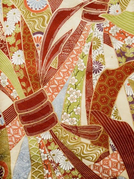 画像8: L0205C  振袖 女性用着物 熨斗柄 シルク(正絹)   クリーム, 菊 【中古】 【USED】 【リサイクル】 ★★★☆☆ (8)