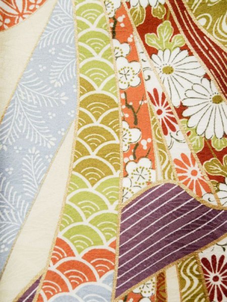 画像11: L0205C  振袖 女性用着物 熨斗柄 シルク(正絹)   クリーム, 菊 【中古】 【USED】 【リサイクル】 ★★★☆☆ (11)