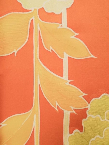 画像12: L0205D  振袖 女性用着物 地紋：花葉文 シルク（正絹） クリーミーな  オレンジ, 花 【中古】 【USED】 【リサイクル】 ★★★☆☆ (12)