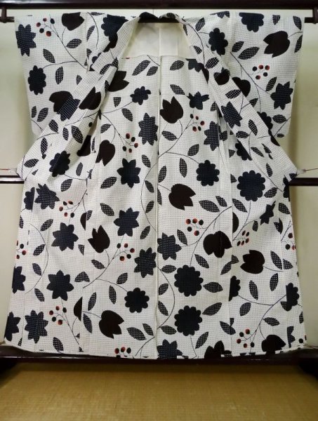 画像2: L0309K  浴衣(日本製) 女性用着物  麻   オフ ホワイト, 花 【中古】 【USED】 【リサイクル】 ★★★☆☆ (2)