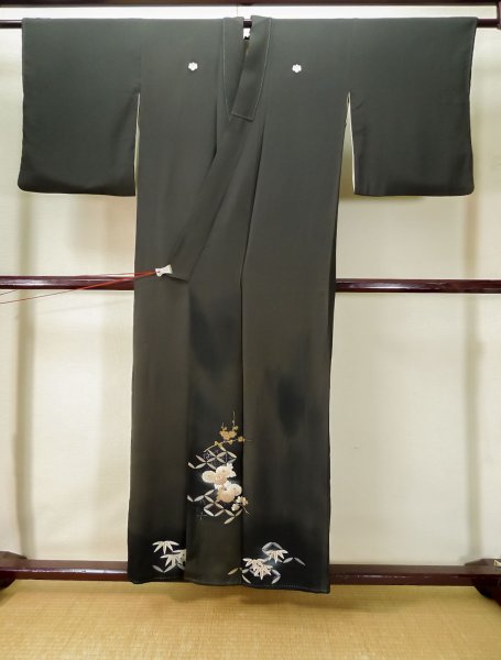 画像2: L0316B  留袖 女性用着物  シルク(正絹)   黒, 桜 【中古】 【USED】 【リサイクル】 ★☆☆☆☆ (2)