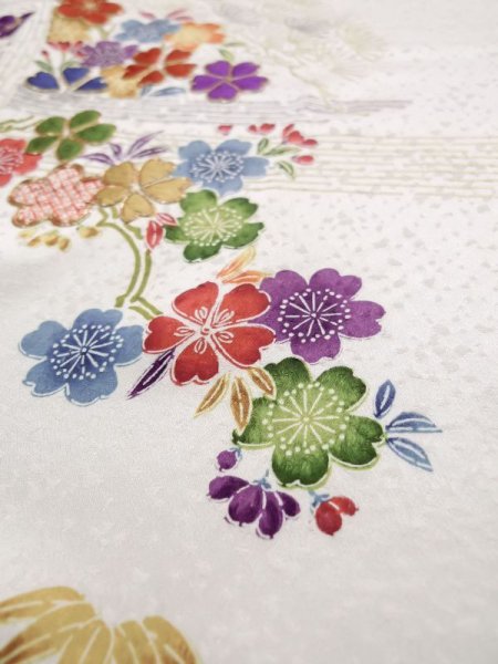 画像14: L0316E  振袖 女性用着物  シルク(正絹) シャイニーな  オフ ホワイト, 花 【中古】 【USED】 【リサイクル】 ★★★☆☆ (14)