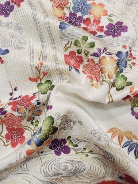 画像17: L0316E  振袖 女性用着物  シルク(正絹) シャイニーな  オフ ホワイト, 花 【中古】 【USED】 【リサイクル】 ★★★☆☆ (17)