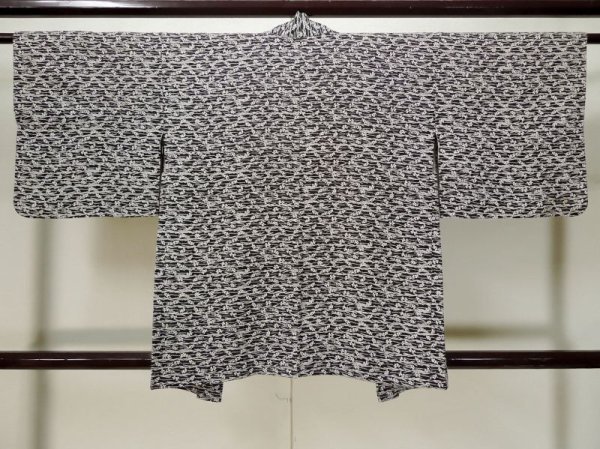 画像2: L0330M  羽織 女性用着物  シルク(正絹)   黒, 花 【中古】 【USED】 【リサイクル】 ★★★☆☆ (2)