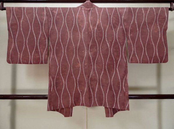 画像2: L0420L  羽織 女性用着物  シルク(正絹) スモーキーな グレイッシュ 赤, 立涌 【中古】 【USED】 【リサイクル】 ★★★☆☆ (2)
