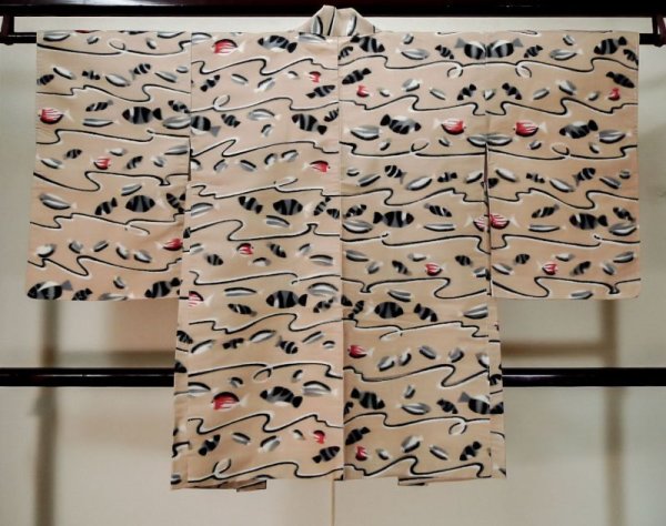 画像2: L0421H Mint  羽織 女性用着物 柄：魚 シルク（正絹） スモーキーな ダークな ベージュ, 線 【中古】 【USED】 【リサイクル】 ★★★★★ (2)