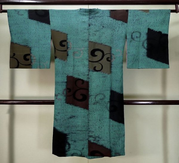 画像2: L0421T  道行 女性用着物 他ダメージ シルク(正絹) クリーミーな シャーベット グレー(灰色), 唐草 【中古】 【USED】 【リサイクル】 ★☆☆☆☆ (2)