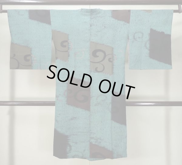 画像2: L0421T  道行 女性用着物 他ダメージ シルク（正絹） クリーミーな シャーベット グレー（灰色）, 唐草 【中古】 【USED】 【リサイクル】 ★☆☆☆☆ (2)