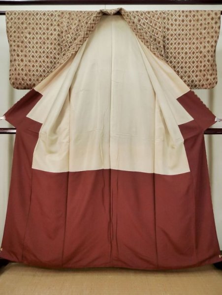 画像2: L0426L  小紋 女性用着物  シルク(正絹) ペール 赤み 茶色, 菱 【中古】 【USED】 【リサイクル】 ★★★☆☆ (2)