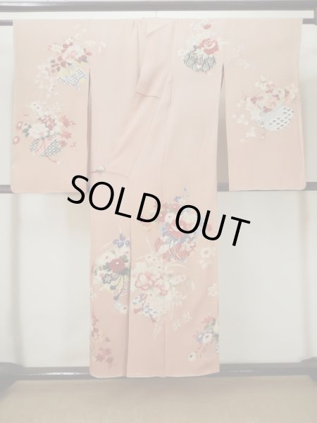 画像2: L0511E  L0511E 訪問着 女性用着物 巾着柄 シルク(正絹) 淡い 灰色がかった 珊瑚色, ぼたん 【中古】 【USED】 【リサイクル】 ★☆☆☆☆ (2)