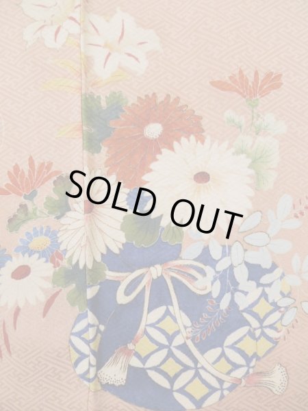 画像8: L0511E  L0511E 訪問着 女性用着物 巾着柄 シルク(正絹) 淡い 灰色がかった 珊瑚色, ぼたん 【中古】 【USED】 【リサイクル】 ★☆☆☆☆ (8)