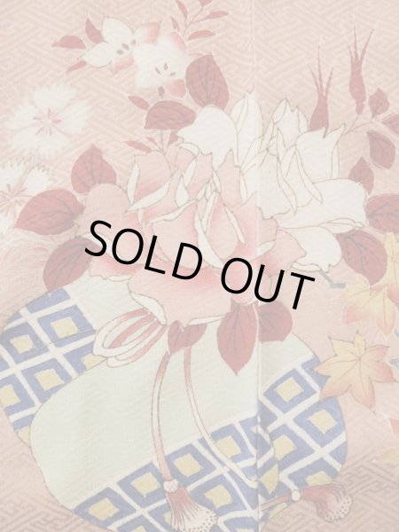 画像9: L0511E  L0511E 訪問着 女性用着物 巾着柄 シルク(正絹) 淡い 灰色がかった 珊瑚色, ぼたん 【中古】 【USED】 【リサイクル】 ★☆☆☆☆ (9)