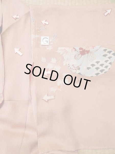 画像24: L0511E  L0511E 訪問着 女性用着物 巾着柄 シルク(正絹) 淡い 灰色がかった 珊瑚色, ぼたん 【中古】 【USED】 【リサイクル】 ★☆☆☆☆ (24)