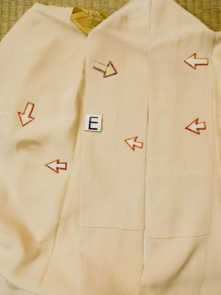 画像19: L0511R  L0511R 訪問着 女性用着物 屏風柄、汚れ/染みあり シルク（正絹） 淡い 赤み 橙色, 菊 【中古】 【USED】 【リサイクル】 ★☆☆☆☆ (19)