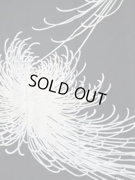 画像6: L0519O  訪問着 女性用着物 全体的に汚れ、染み 化繊   黒, 菊 【中古】 【USED】 【リサイクル】 ★☆☆☆☆ (6)