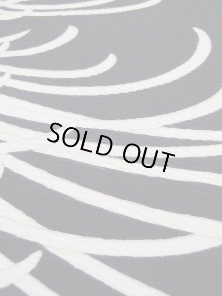 画像12: L0519O  訪問着 女性用着物 全体的に汚れ、染み 化繊   黒, 菊 【中古】 【USED】 【リサイクル】 ★☆☆☆☆ (12)