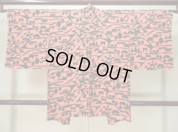 画像2: L0616D Mint  羽織 女性用着物  シルク（正絹）  淡い 朱赤, 抽象的模様 【中古】 【USED】 【リサイクル】 ★★★★☆ (2)