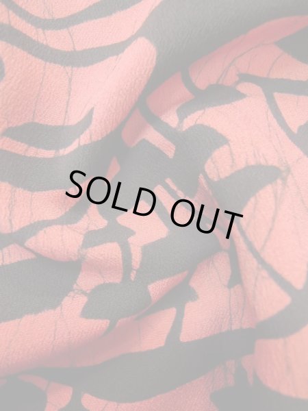 画像11: L0616D Mint  羽織 女性用着物  シルク（正絹）  淡い 朱赤, 抽象的模様 【中古】 【USED】 【リサイクル】 ★★★★☆ (11)