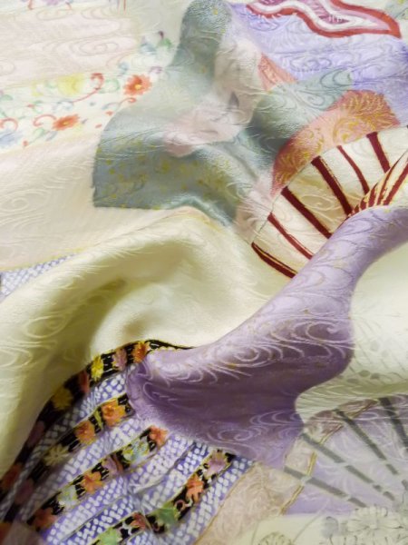 画像18: L0727A  振袖 女性用着物  シルク(正絹) 淡い 薄い マルチカラー, 花 【中古】 【USED】 【リサイクル】 ★★★☆☆ (18)