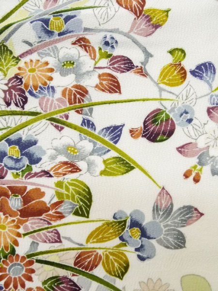 画像11: L0727B  振袖 女性用着物  シルク（正絹）   オフ　ホワイト, 花 【中古】 【USED】 【リサイクル】 ★★★★☆ (11)